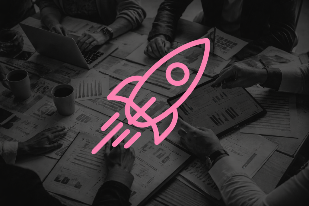 Ilustração conceitual de growth hacking com equipe analisando dados de marketing e ícone de foguete em rosa simbolizando crescimento e escala digital