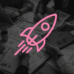 Ilustração conceitual de growth hacking com equipe analisando dados de marketing e ícone de foguete em rosa simbolizando crescimento e escala digital